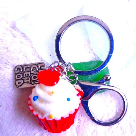 🆕️Boutique Resin Cupcake 🧁 and Metal Charm Keychain/ Purse Charm - Picture 3 of 6